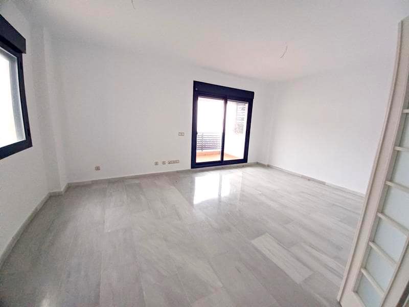 2 soverom Penthouse til leie i Estepona med svømmebasseng garasje - € 1 850 (Ref: 9580024)