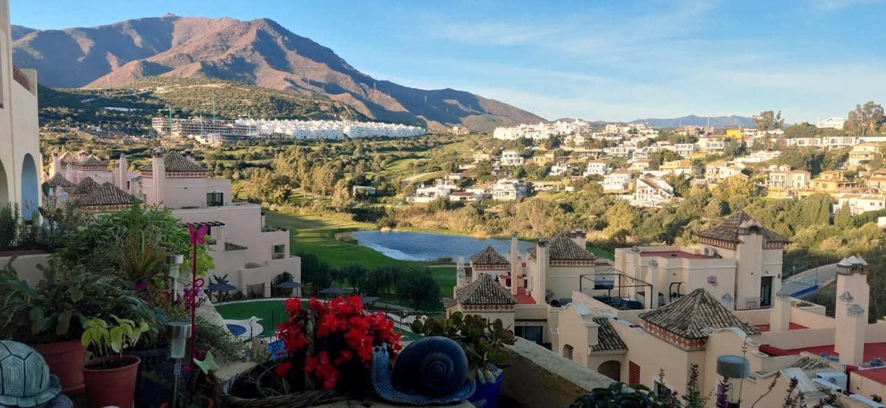 Piso de 2 habitaciones en Estepona en alquiler con piscina - 1.500 € (Ref: 9603579)