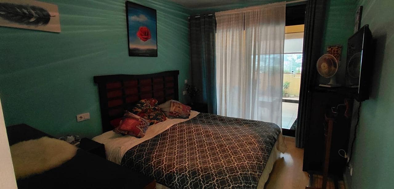 Piso de 2 habitaciones en Estepona en alquiler con piscina - 1.500 € (Ref: 9603579)