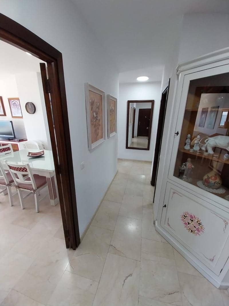 3 slaapkamer Flat te huur in Estepona - € 2.700 (Ref: 9606693)