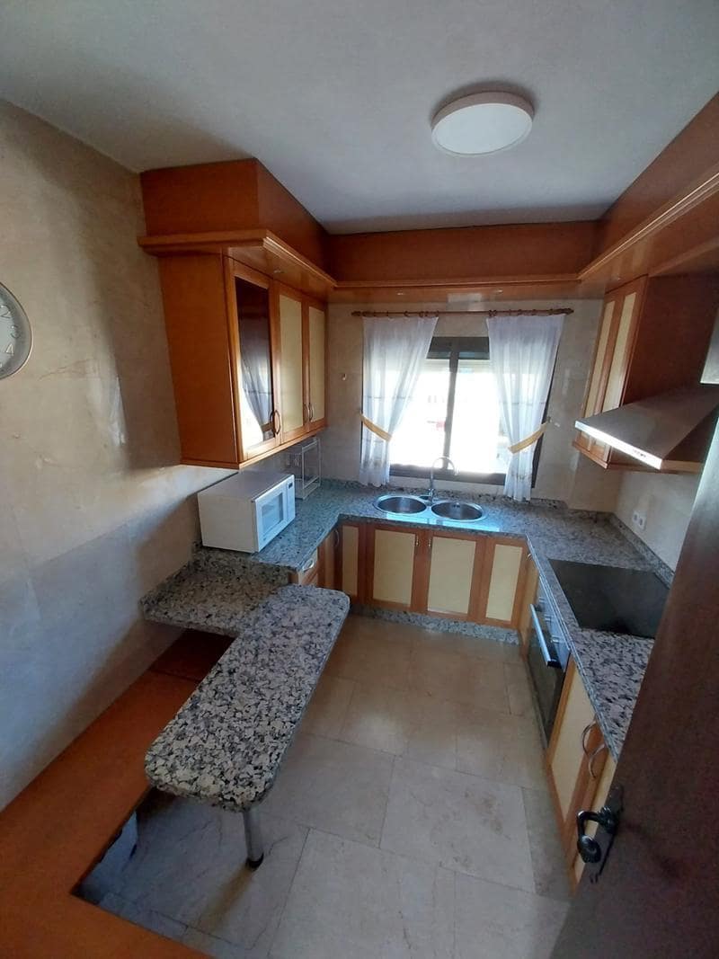 3 slaapkamer Flat te huur in Estepona - € 2.700 (Ref: 9606693)