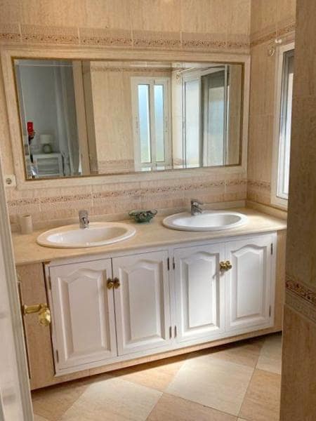 3 makuuhuone Rivitalo vuokrattavana paikassa Estepona mukana uima-altaan - 2 100 € (Ref: 9665516)