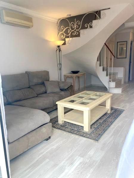 3 makuuhuone Rivitalo vuokrattavana paikassa Estepona mukana uima-altaan - 2 100 € (Ref: 9665516)