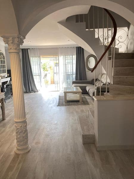 3 makuuhuone Rivitalo vuokrattavana paikassa Estepona mukana uima-altaan - 2 100 € (Ref: 9665516)