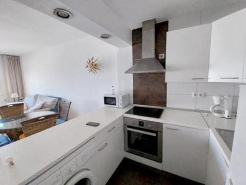 1 bedroom Flat for rent in Estepona with pool - € 1,200 (Ref: 9720817)