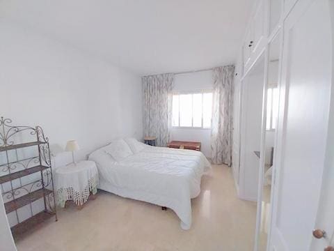 1 bedroom Flat for rent in Estepona with pool - € 1,200 (Ref: 9720817)