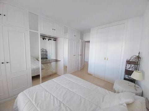 1 bedroom Flat for rent in Estepona with pool - € 1,200 (Ref: 9720817)