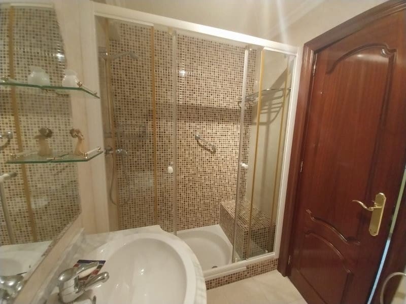 4 bedroom Flat for sale in Malaga city with garage - € 412,500 (Ref: 9761487)