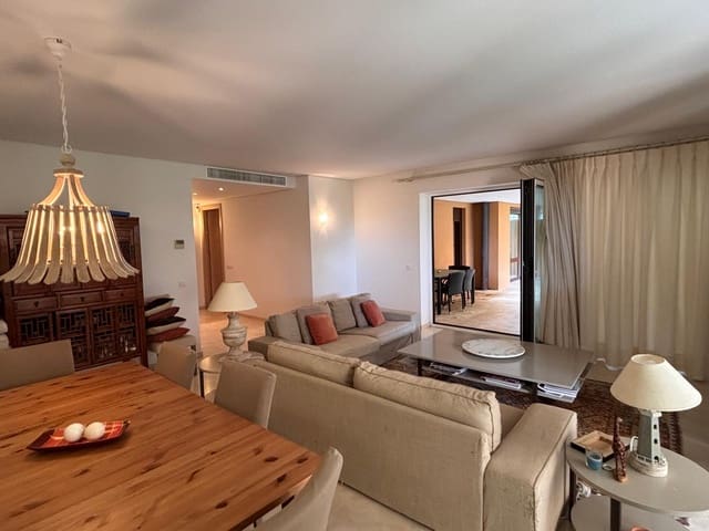 3 chambre Appartement à vendre à Sotogrande, San Roque avec piscine garage - 910 000 € (Ref: 9787865)