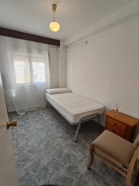 3 soveværelse Lejlighed til leje i Estepona - € 900 (Ref: 9816598)