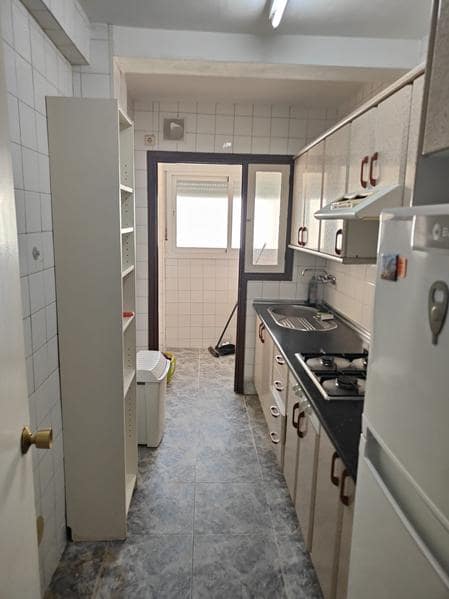3 soveværelse Lejlighed til leje i Estepona - € 900 (Ref: 9816598)