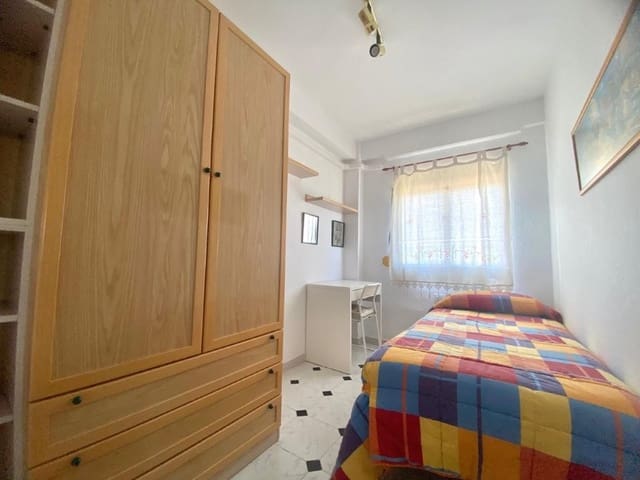 3 soveværelse Lejlighed til salg i Cruz de Humilladero, Málaga by - € 270.000 (Ref: 9821747)