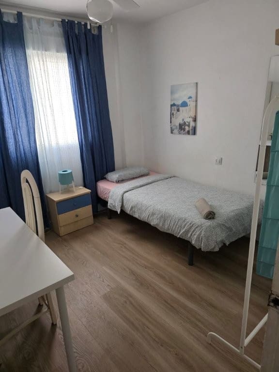 4 quarto Apartamento para arrendar em Malaga cidade - 1 600 € (Ref: 9889261)