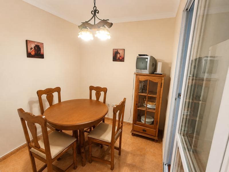 Appartement de 3 chambres à louer à Estepona - 700 € (Ref: 9891341)