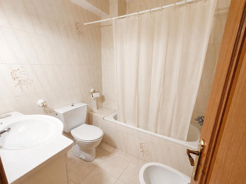 Appartement de 3 chambres à louer à Estepona - 700 € (Ref: 9891341)