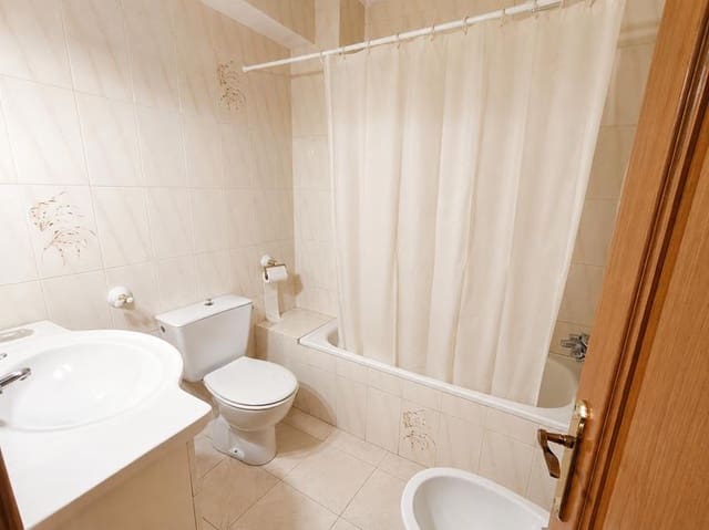 Appartement de 3 chambres à louer à Centro, Estepona - 700 € (Ref: 9891341)
