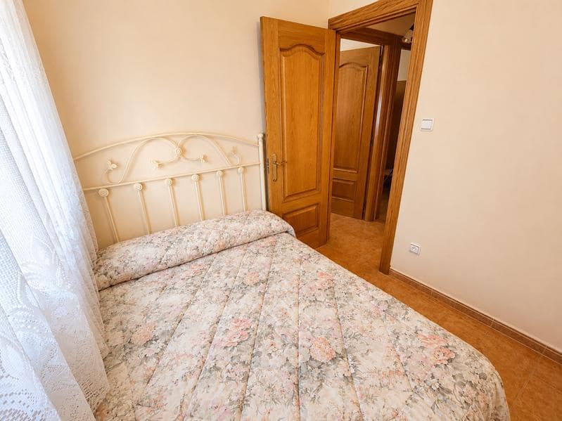 Appartement de 3 chambres à louer à Estepona - 700 € (Ref: 9891341)