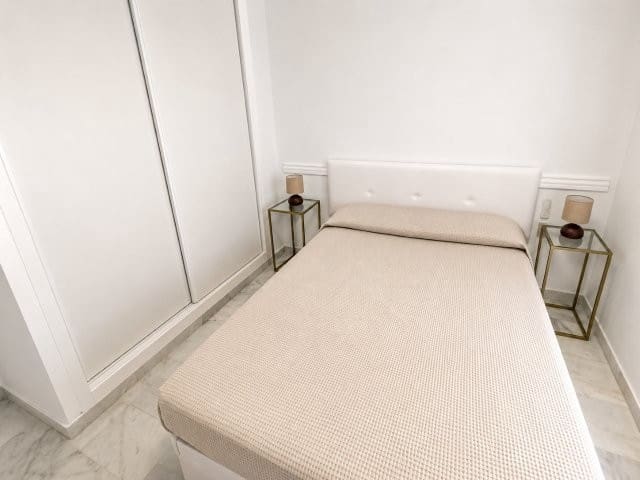 Piso de 2 habitaciones en San Luis de Sabinillas en alquiler con piscina - 900 € (Ref: 9893198)
