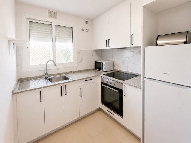 Piso de 2 habitaciones en San Luis de Sabinillas en alquiler con piscina - 900 € (Ref: 9893198)
