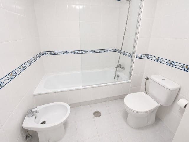 Piso de 2 habitaciones en San Luis de Sabinillas en alquiler con piscina - 900 € (Ref: 9893198)