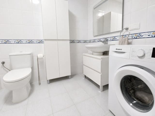 Piso de 2 habitaciones en San Luis de Sabinillas en alquiler con piscina - 900 € (Ref: 9893198)