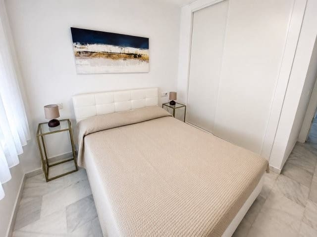 Piso de 2 habitaciones en San Luis de Sabinillas en alquiler con piscina - 900 € (Ref: 9893198)