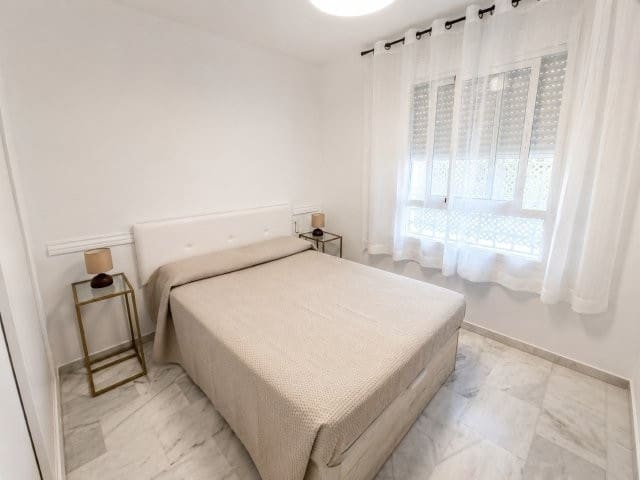 Piso de 2 habitaciones en San Luis de Sabinillas, Manilva en alquiler con piscina - 900 € (Ref: 9893198)