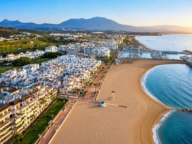 Piso de 2 habitaciones en San Luis de Sabinillas en venta con piscina garaje - 244.000 € (Ref: 9926448)
