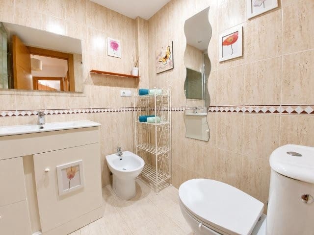 1 makuuhuone Asunto vuokrattavana paikassa San Luis de Sabinillas mukana uima-altaan 
autotalli - 950 € (Ref: 9950725)