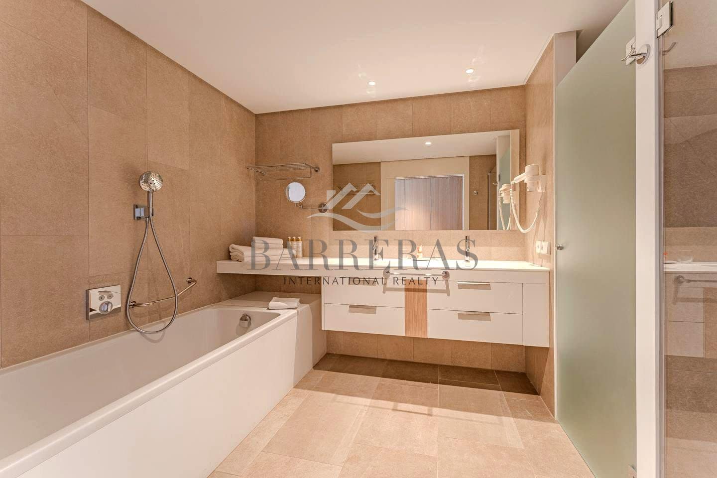 2 soveværelse Lejlighed til salg i Guia de Isora med swimmingpool garage - € 980.000 (Ref: 8167351)