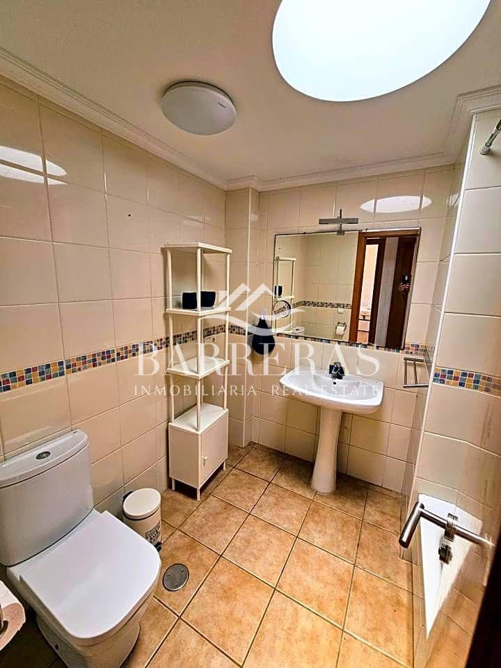 2 slaapkamer Flat te huur in Granadilla de Abona met zwembad garage - € 1.500 (Ref: 8350055)