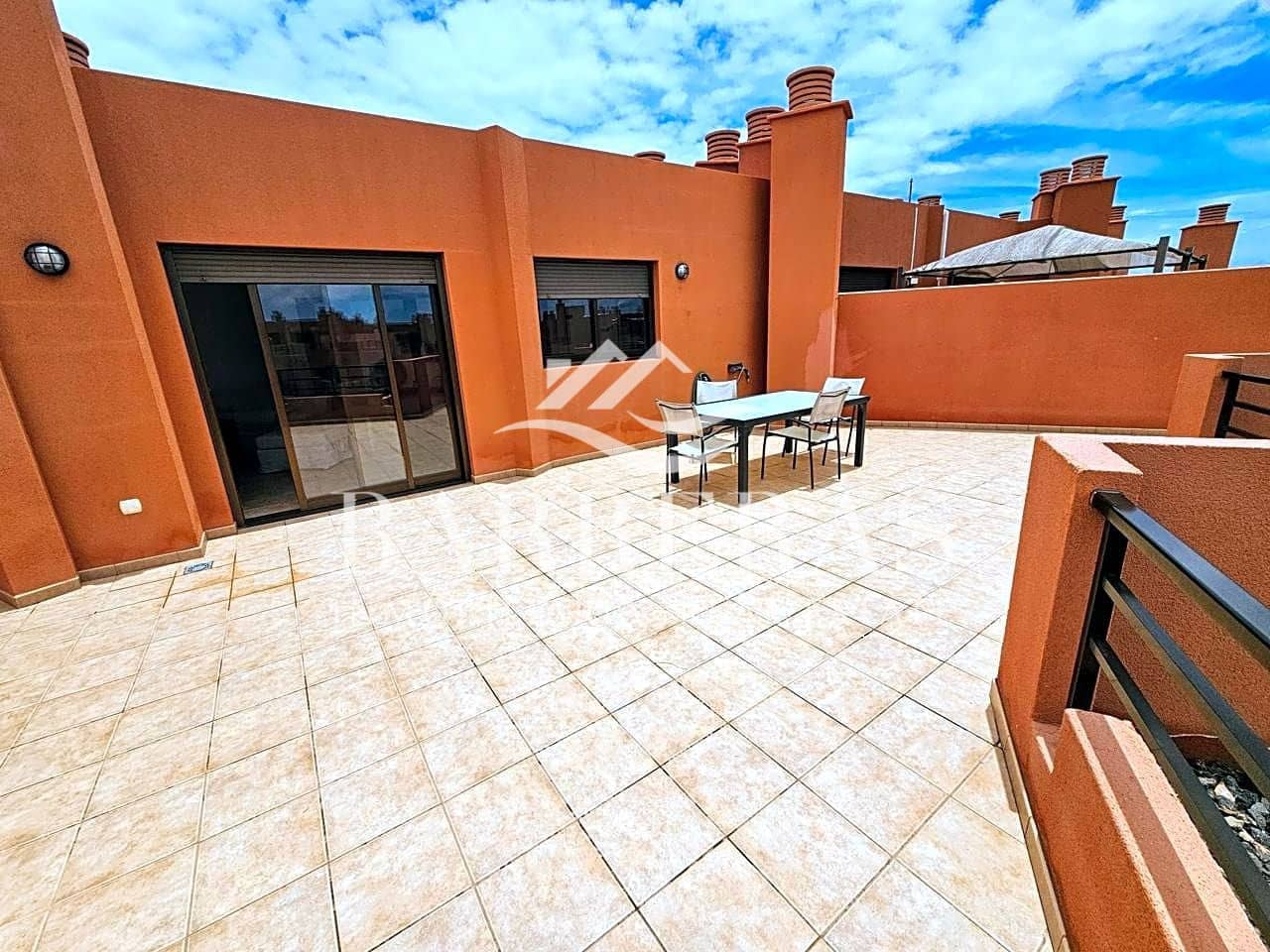 2 slaapkamer Flat te huur in Granadilla de Abona met zwembad garage - € 1.500 (Ref: 8350055)