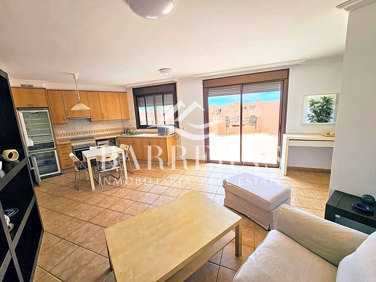 2 slaapkamer Flat te huur in Granadilla de Abona met zwembad garage - € 1.500 (Ref: 8350055)