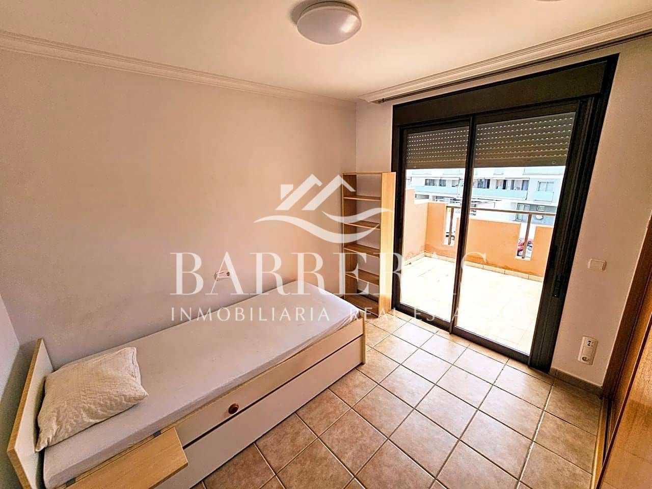 2 slaapkamer Flat te huur in Granadilla de Abona met zwembad garage - € 1.500 (Ref: 8350055)