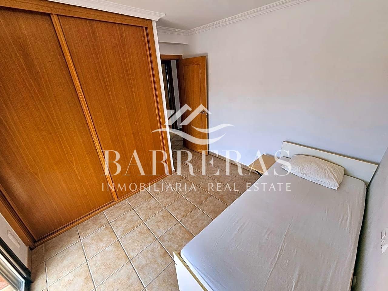 2 slaapkamer Flat te huur in Granadilla de Abona met zwembad garage - € 1.500 (Ref: 8350055)