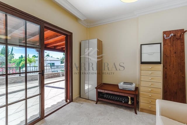 3 soveværelse Villa til salg i Playa del Duque, Adeje med swimmingpool - € 1.150.000 (Ref: 8816557)