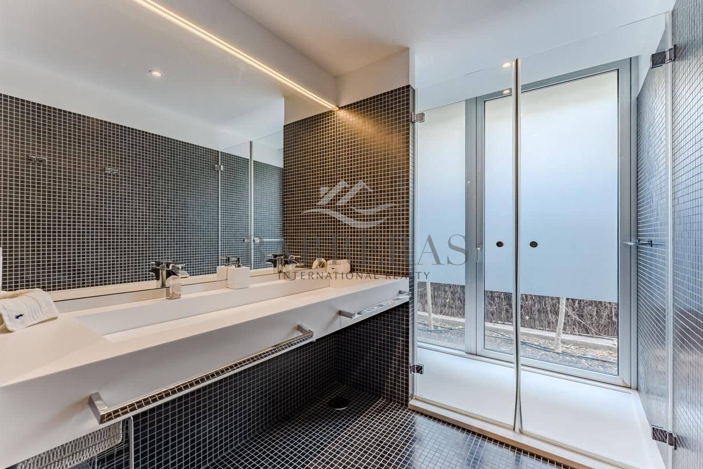 3 quarto Moradia para venda em Guia de Isora com piscina - 1 950 000 € (Ref: 9047155)