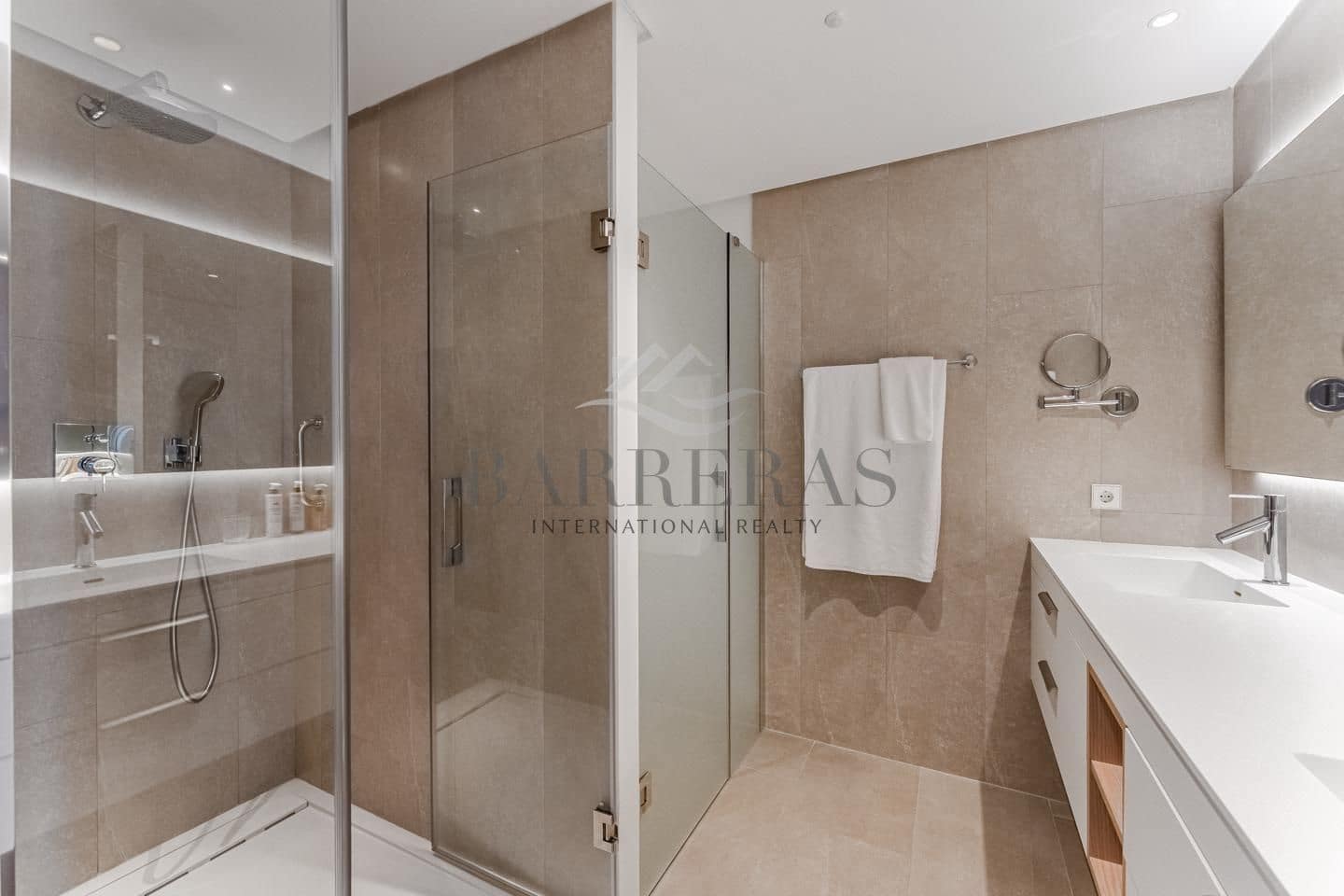 2 chambre Appartement à vendre à Guia de Isora avec piscine garage - 1 250 000 € (Ref: 9357486)