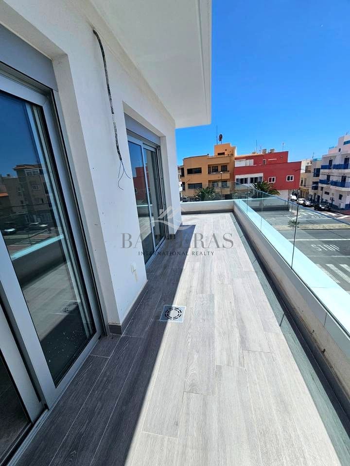 2 bedroom Flat for sale in Los Abrigos with garage - € 349,000 (Ref: 9819163)