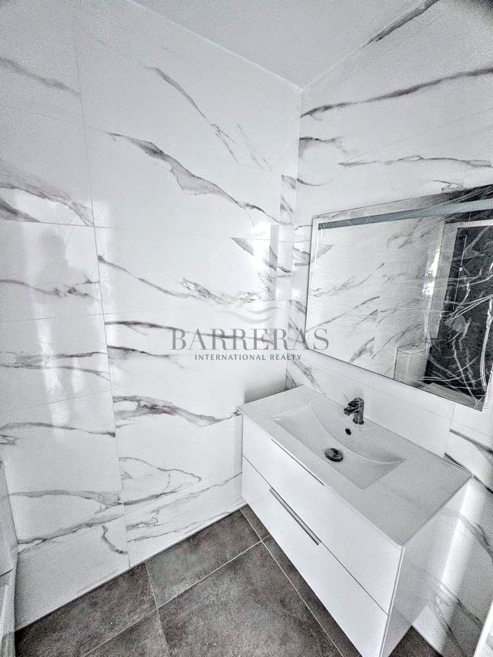 2 bedroom Flat for sale in Los Abrigos with garage - € 349,000 (Ref: 9819163)