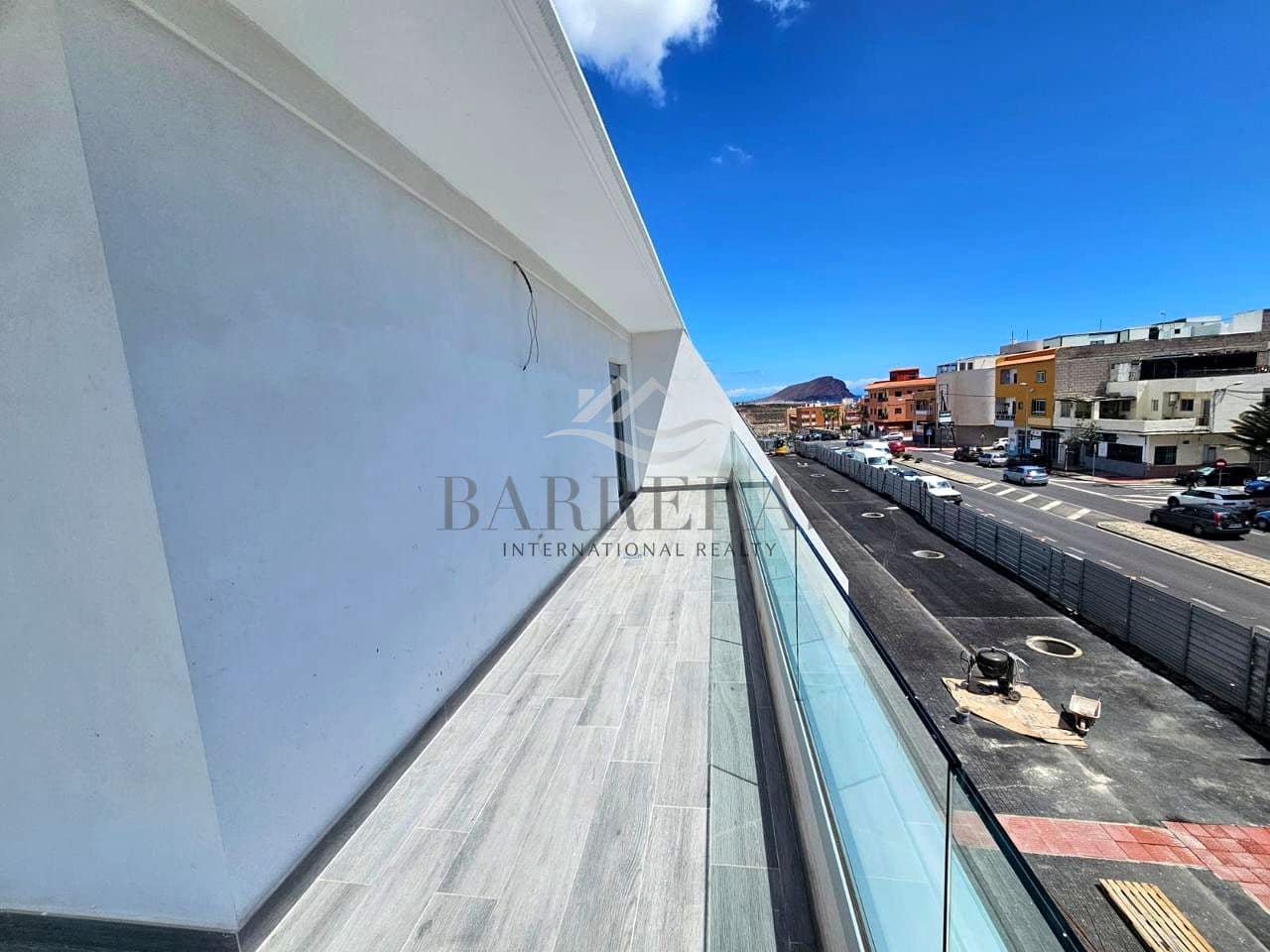 2 bedroom Flat for sale in Los Abrigos with garage - € 349,000 (Ref: 9819163)