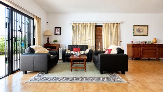 Chalet de 3 habitaciones en Costa del Silencio, Arona en venta con piscina garaje - 470.000 € (Ref: 9996407)