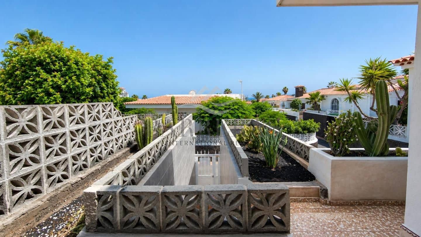 3 soveværelse Villa til salg i Costa del Silencio med swimmingpool garage - € 470.000 (Ref: 9996407)