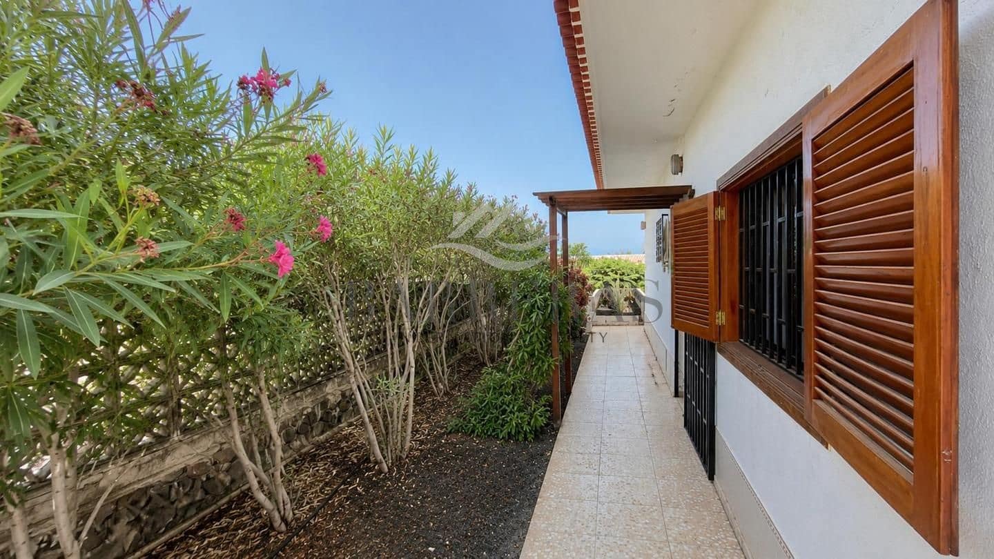 3 soveværelse Villa til salg i Costa del Silencio med swimmingpool garage - € 470.000 (Ref: 9996407)