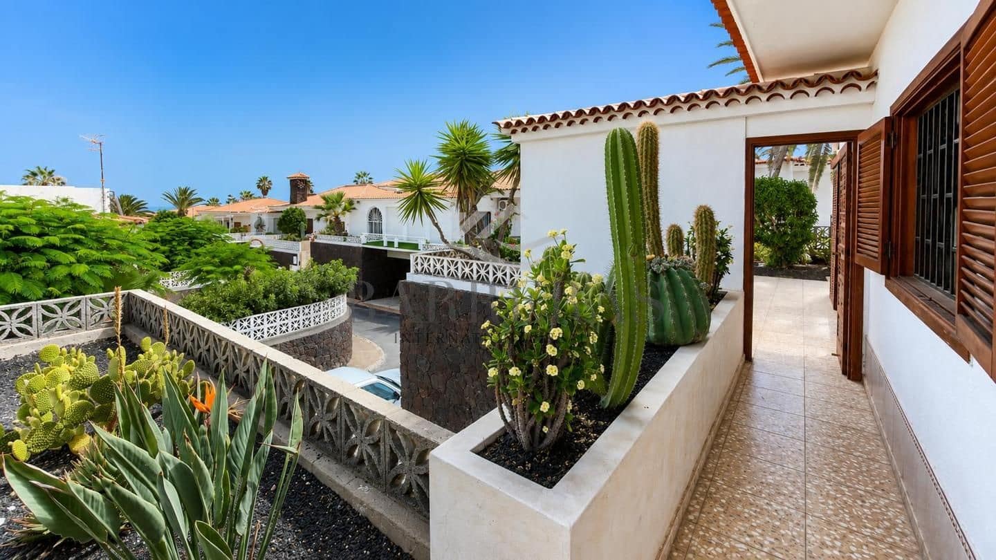 3 soveværelse Villa til salg i Costa del Silencio med swimmingpool garage - € 470.000 (Ref: 9996407)