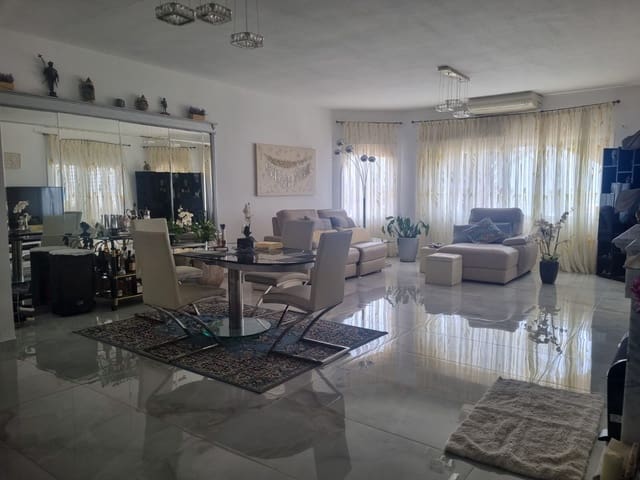 3 bedroom Villa for sale in San Isidro de Abona, Granadilla de Abona with pool garage - € 670,000 (Ref: 10004408)