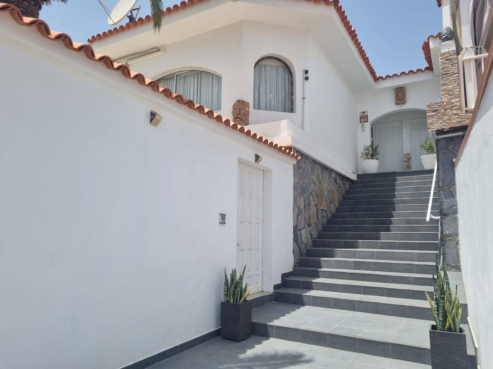 3 bedroom Villa for sale in San Isidro de Abona with pool garage - € 670,000 (Ref: 10004408)