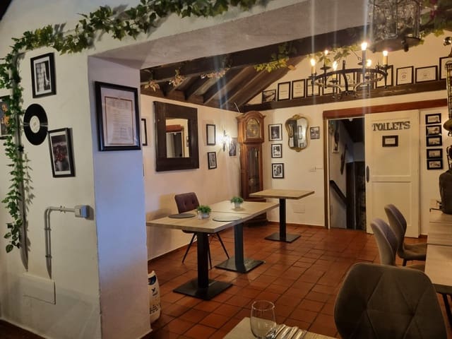 Business for sale in Arona with garage - € 185,000 (Ref: 9383732)