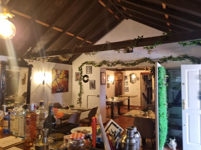 Business for sale in Arona with garage - € 185,000 (Ref: 9383732)