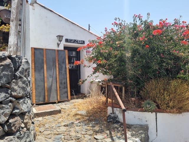 Business for sale in Arona with garage - € 185,000 (Ref: 9383732)